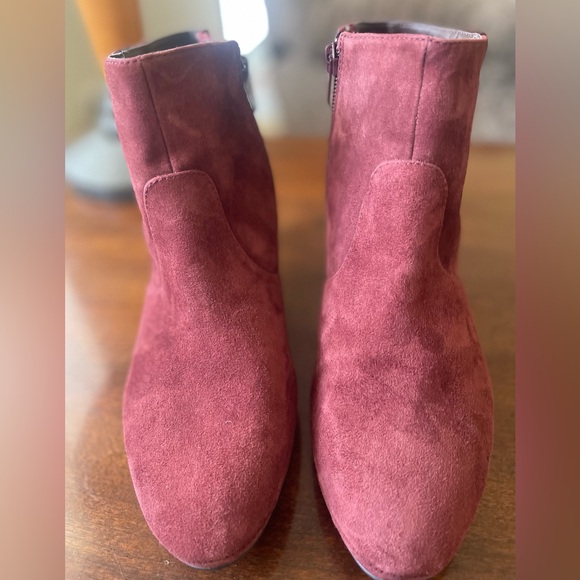 Tacoma Burgundy Suede Comfortiva 2 Inch Heel Studded Ankle Boot Sz 8 1/2 - Picture 10 of 13